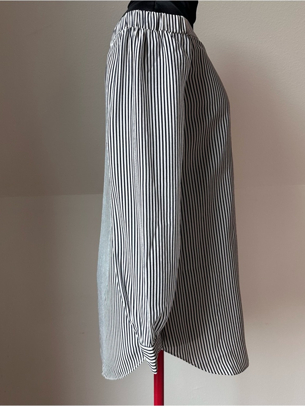 Cabi 100% Silk Off Shoulder Striped Blouse XS Black White Tunic Top Lightweight - Picture 6 of 15